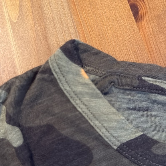 Banana Republic Camo print T-shirt size small - Picture 8 of 8